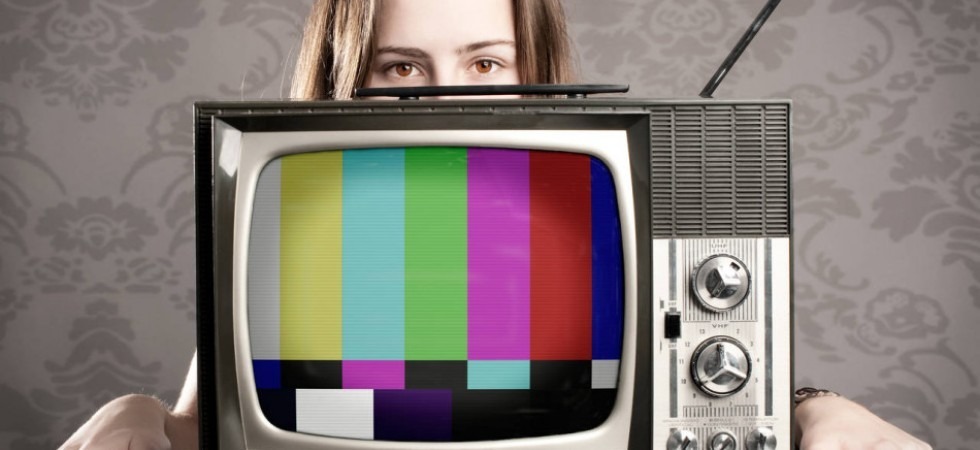 Un noir che ha come sfondo la storia della televisione e tante vicende che si intrecciano a Milano tra boxe e misteri